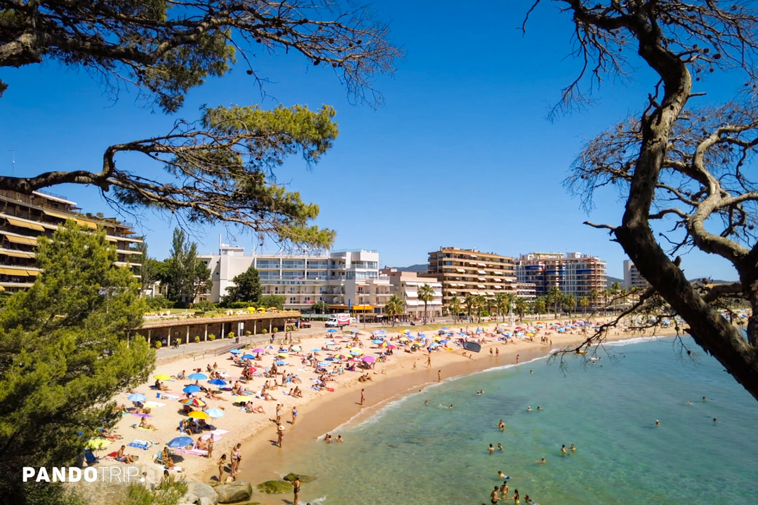 Platja de Sant Antoni — the main beach of Sant Antoni de Calonge, with the modern seafront promenade