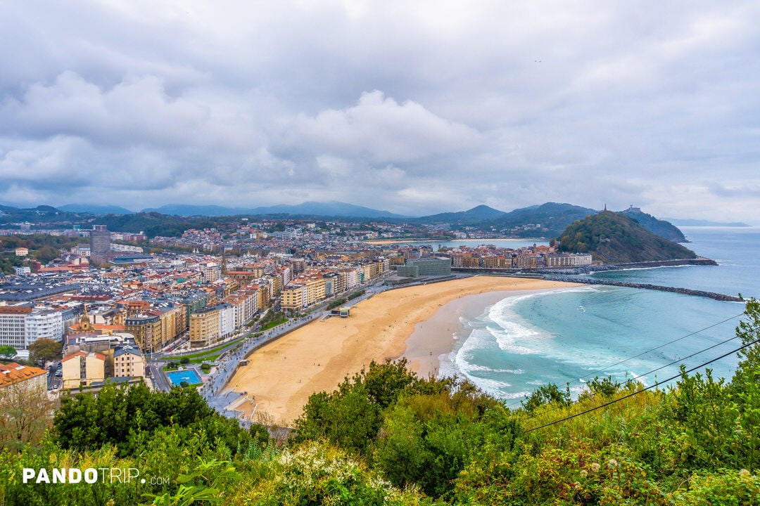 Overcast aerial view of Zurriola Beach and Gros neighborhood in San Sebastián, Spain