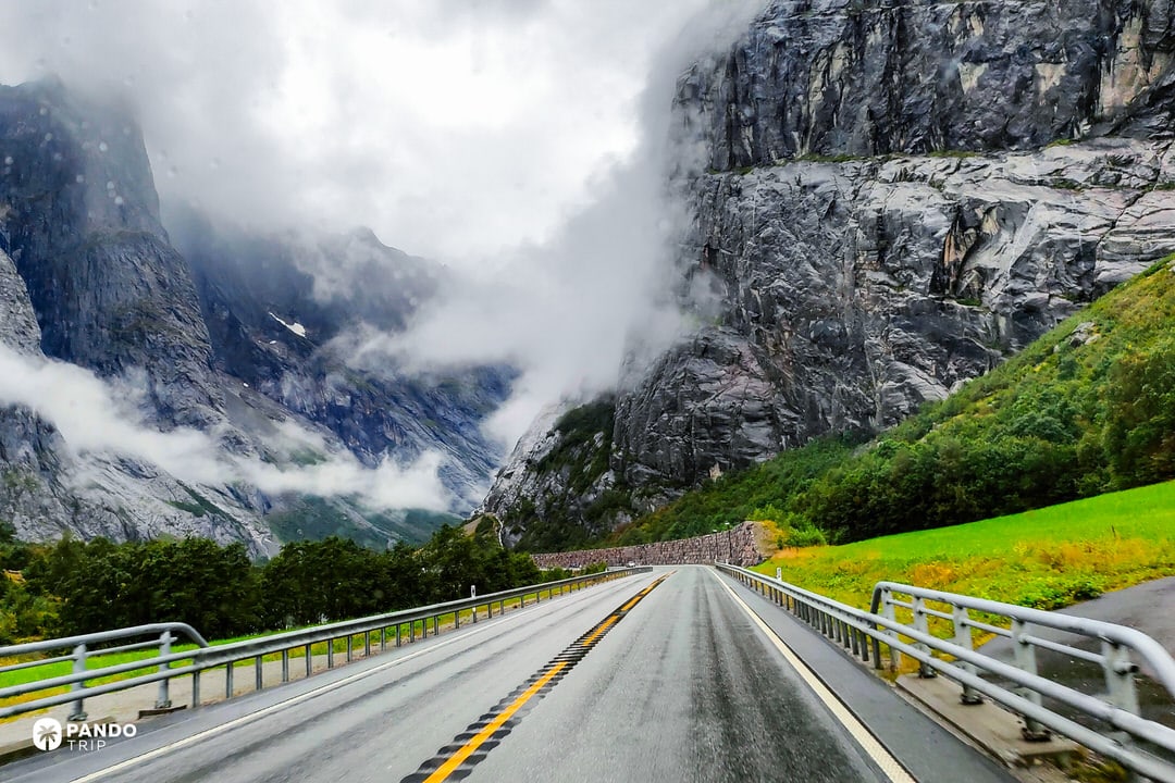 E136 approaching Trollveggen