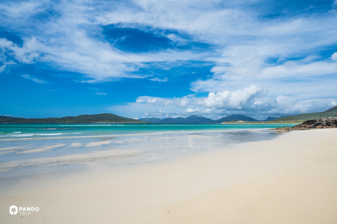 Clean white sands at Seilebost with Taransay on the horizon.